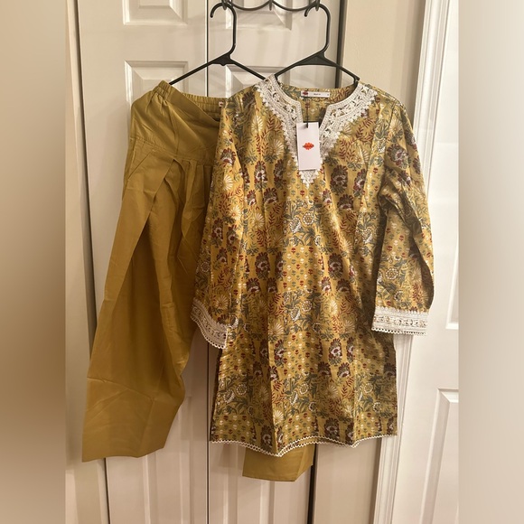 NWT Khaadi 100% cotton embroidered floral two piece. - Picture 3 of 13